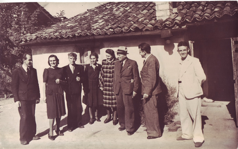 Роза Спирер (вторая слева) в группе архитекторов. 1947 г.jpg