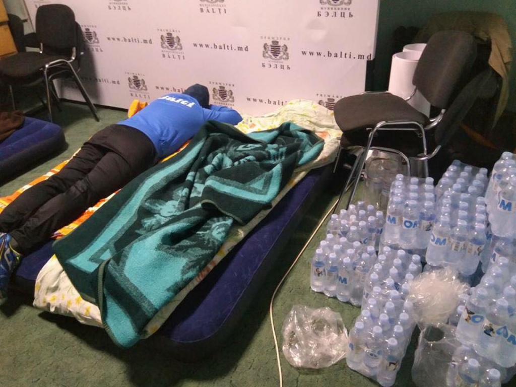 foto-Intinsi-pe-saltele-jos-in-primarie--cum-fac-greva-foamei-consilierii-municipali-din-partea-partidului-nostru-de-la-balti-1516083367.jpg foto-Intinsi-pe-saltele-jos-in-primarie--cum-fac-greva-foamei-consilierii-municipali-din-partea-partidului-nostru-de-la-balti-1516083367.jpg