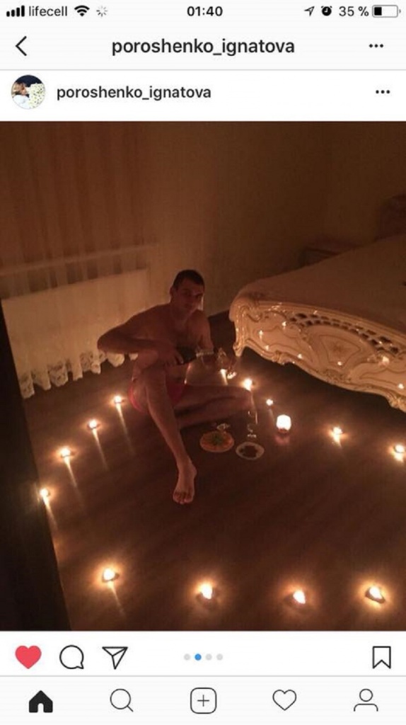 «Сейчас будет секс»: фото голого Порошенко в красных трусах опубликовала его жена