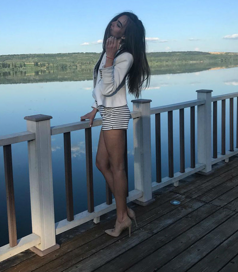 Рейтинг дня: Виктория Боня показала стройные ножки в мини-юбке