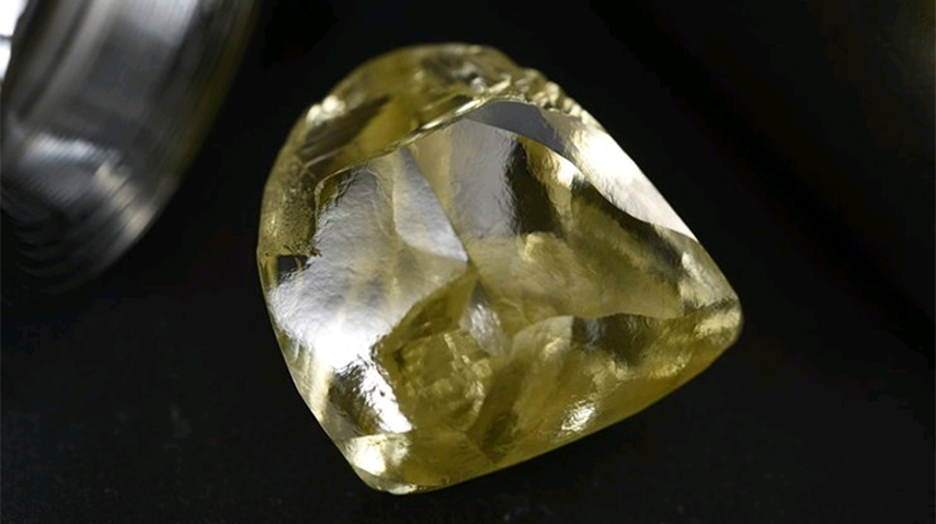 Желтый алмаз массой 28,59 карат