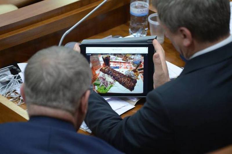 На заседании парламента.jpg